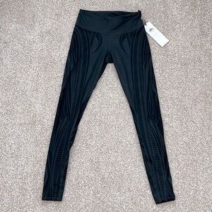 ALO Yoga airbrush legging in dark gray with black with printed patterns
